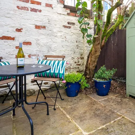 Quarry Cottage Courtyard Garden Pass The Keys Cirencester Exterior photo